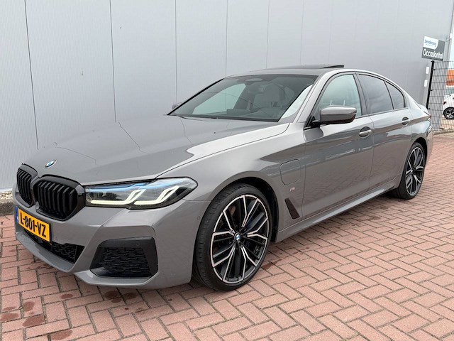 Personenauto bmw 545e xdrive hybride 286pk 2021 - afbeelding 1 van  1