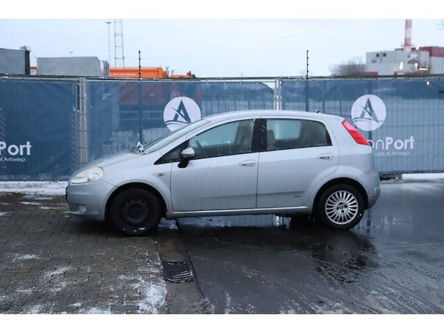 Personenauto fiat punto benzine 60pk 2005 (marge) - afbeelding 1 van  1