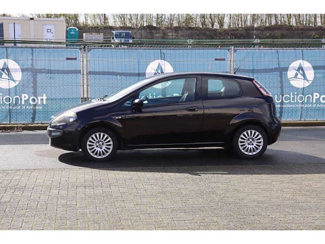 Personenauto fiat punto benzine 69pk 2011 (marge) - afbeelding 1 van  1