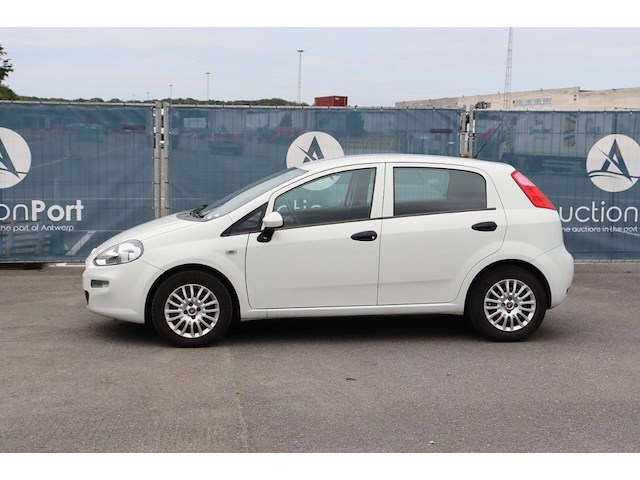 Personenauto fiat punto benzine 69pk 2016 (marge) - afbeelding 1 van  1
