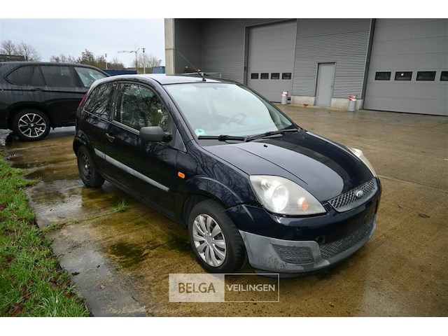 Personenauto ford fiesta - afbeelding 1 van  11