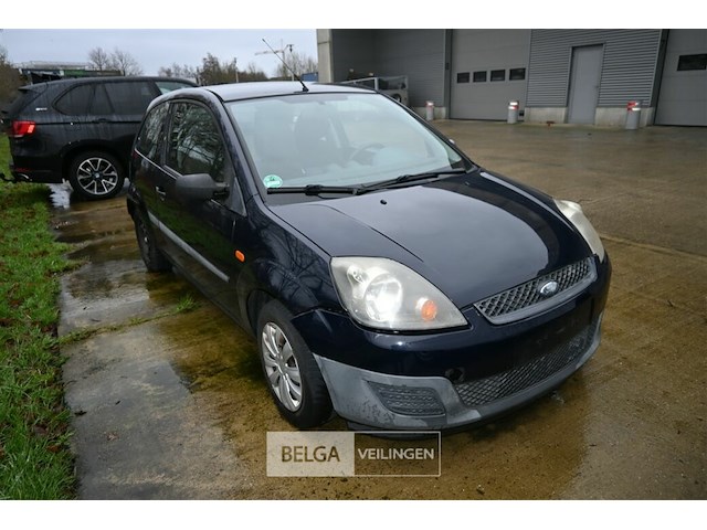Personenauto ford fiesta - afbeelding 6 van  11