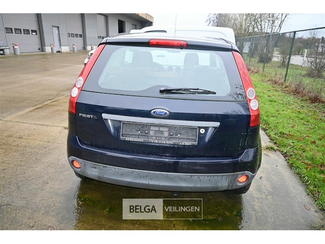 Personenauto ford fiesta - afbeelding 8 van  11