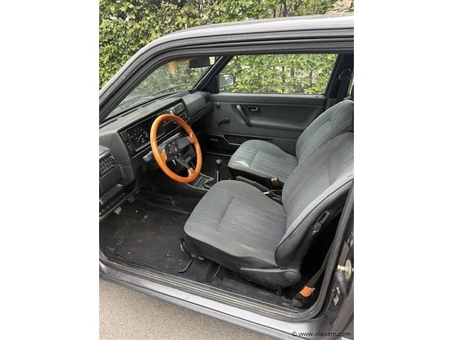 Personenauto oldtimer - afbeelding 9 van  12