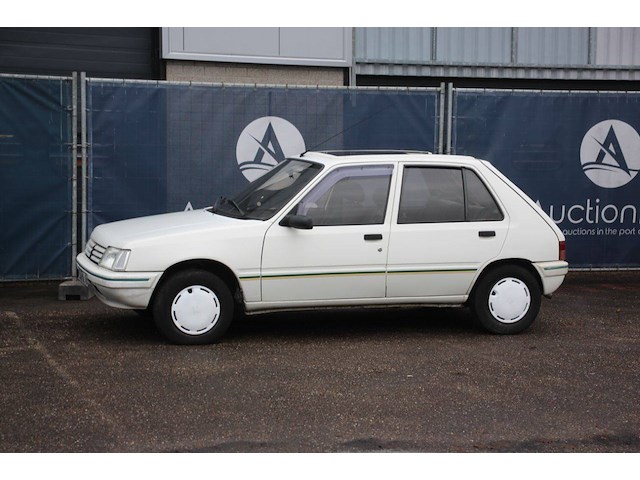 Personenauto peugeot 205 benzine - afbeelding 1 van  1