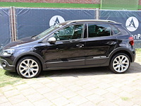Personenauto volkswagen cross polo benzine 90pk 2017