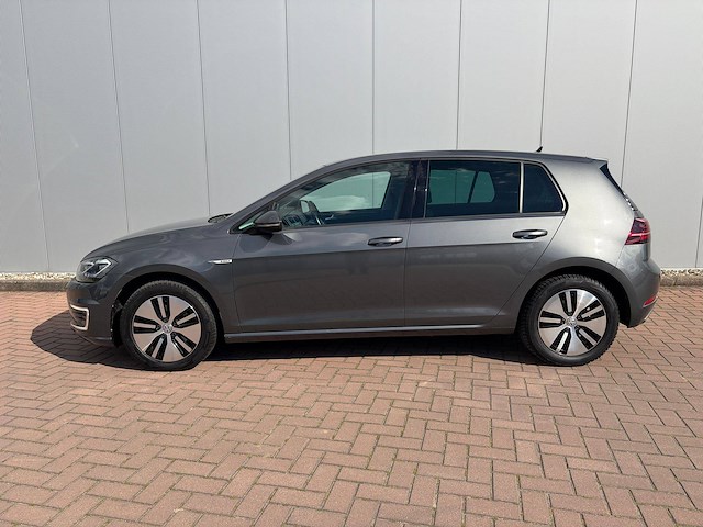 Personenauto volkswagen golf elektrisch 136pk 2020 - afbeelding 1 van  1