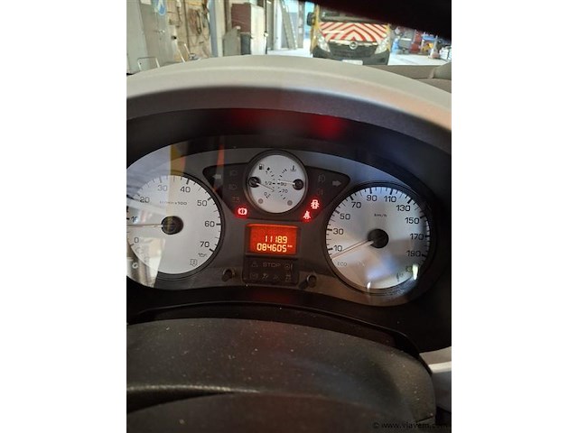 Personenauto - afbeelding 6 van  9