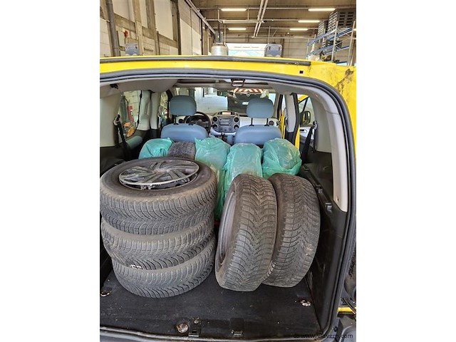 Personenauto - afbeelding 7 van  9