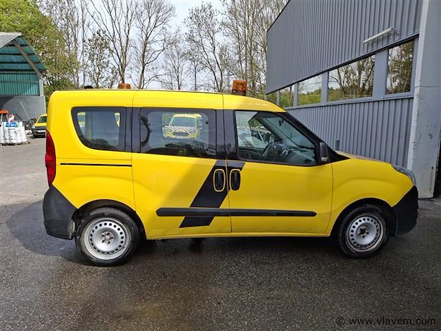 Personenauto - afbeelding 2 van  9