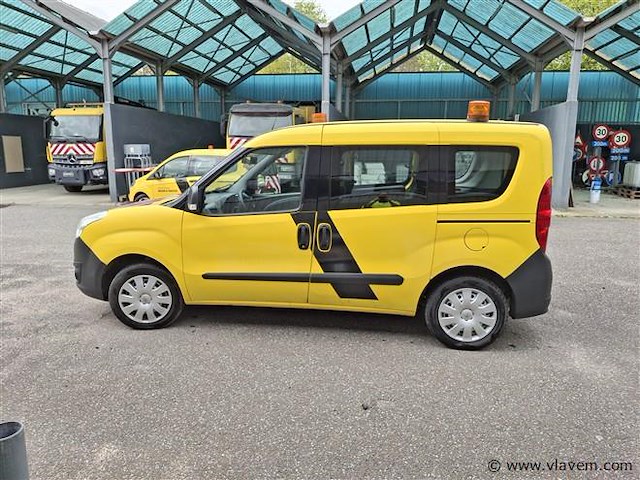 Personenauto - afbeelding 1 van  7