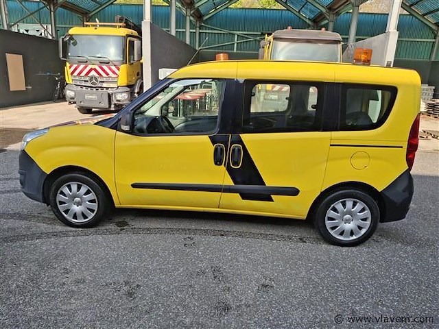 Personenauto - afbeelding 1 van  7