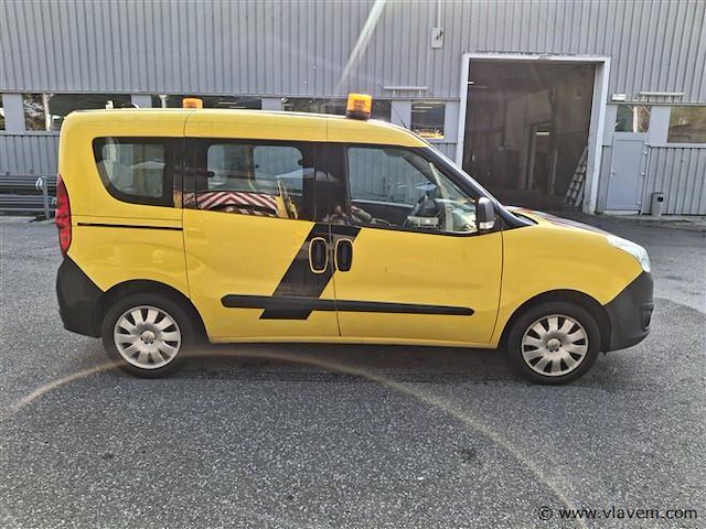 Personenauto - afbeelding 2 van  7