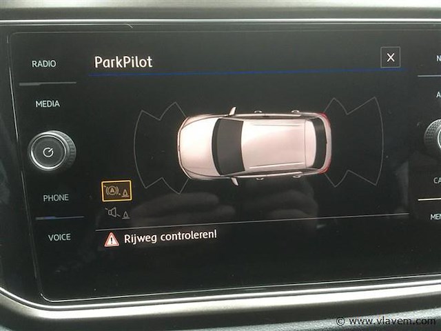 Personenauto - afbeelding 6 van  18