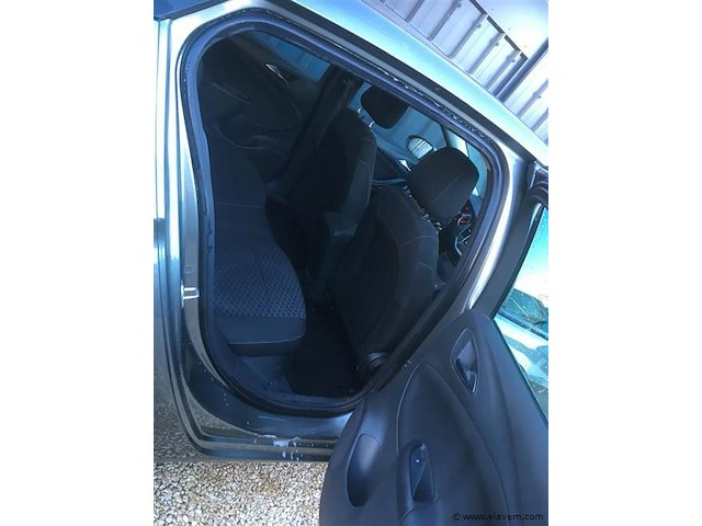 Personenauto - afbeelding 7 van  17