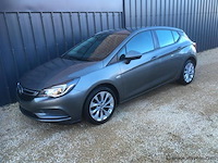 Personenauto - afbeelding 1 van  17