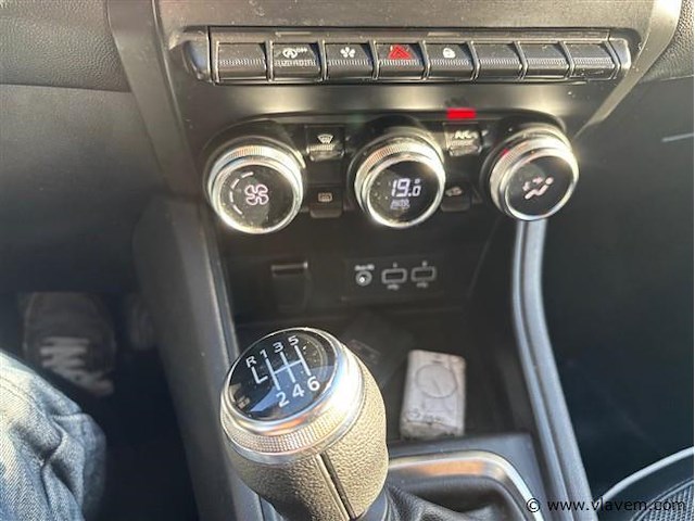Personenauto - afbeelding 13 van  22