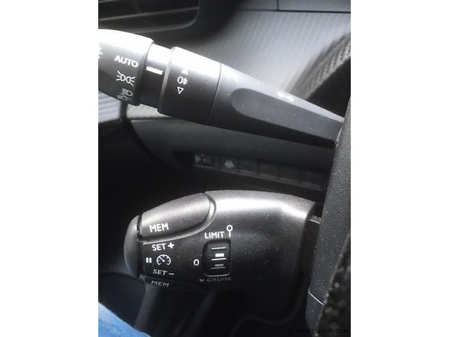 Personenauto - afbeelding 13 van  25