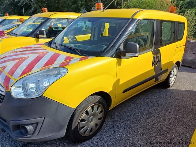 Personenauto - afbeelding 1 van  7