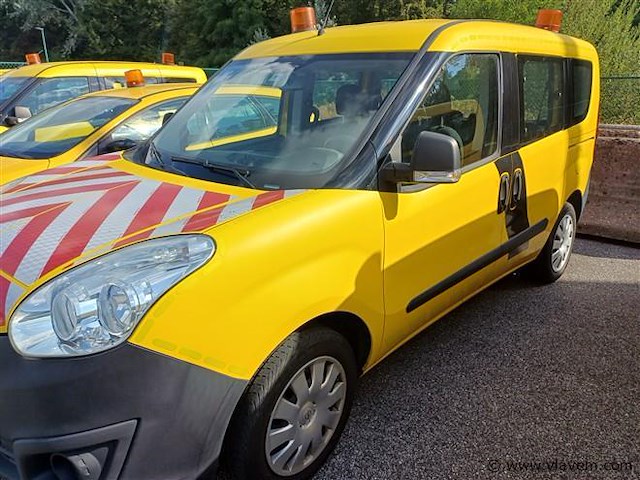 Personenauto - afbeelding 1 van  7
