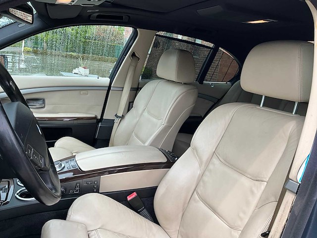 Personenauto - afbeelding 14 van  33