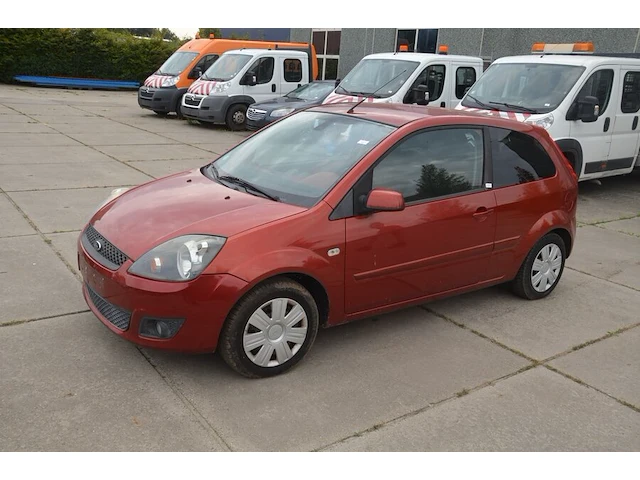 Personenwagen ford fiesta, type jd3, variant a9ja1, versie 5bdbkb, chassisnummer wf0dxxgajd6g67119, bouwjaar 12-12-2006 (2 sleutels, boorddocumanten: gelijkvormigheidsattest) (voertuig rijdt) - afbeelding 1 van  35