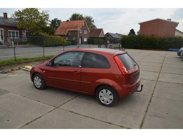 Personenwagen ford fiesta, type jd3, variant a9ja1, versie 5bdbkb, chassisnummer wf0dxxgajd6g67119, bouwjaar 12-12-2006 (2 sleutels, boorddocumanten: gelijkvormigheidsattest) (voertuig rijdt) - afbeelding 16 van  35
