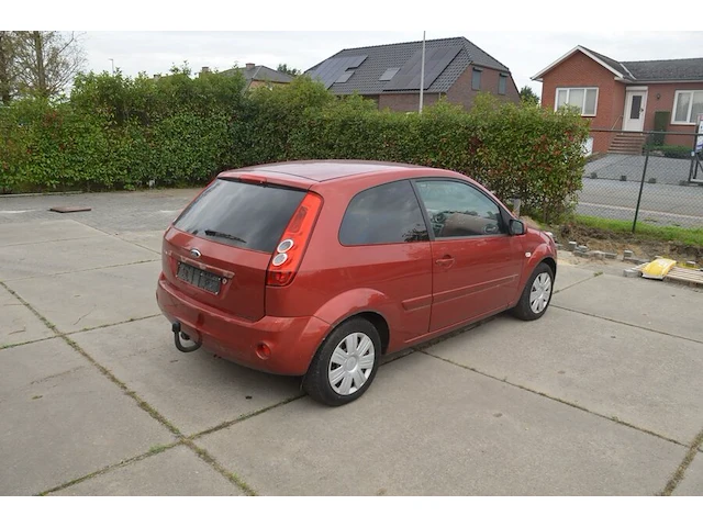 Personenwagen ford fiesta, type jd3, variant a9ja1, versie 5bdbkb, chassisnummer wf0dxxgajd6g67119, bouwjaar 12-12-2006 (2 sleutels, boorddocumanten: gelijkvormigheidsattest) (voertuig rijdt) - afbeelding 27 van  35