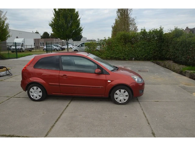 Personenwagen ford fiesta, type jd3, variant a9ja1, versie 5bdbkb, chassisnummer wf0dxxgajd6g67119, bouwjaar 12-12-2006 (2 sleutels, boorddocumanten: gelijkvormigheidsattest) (voertuig rijdt) - afbeelding 29 van  35