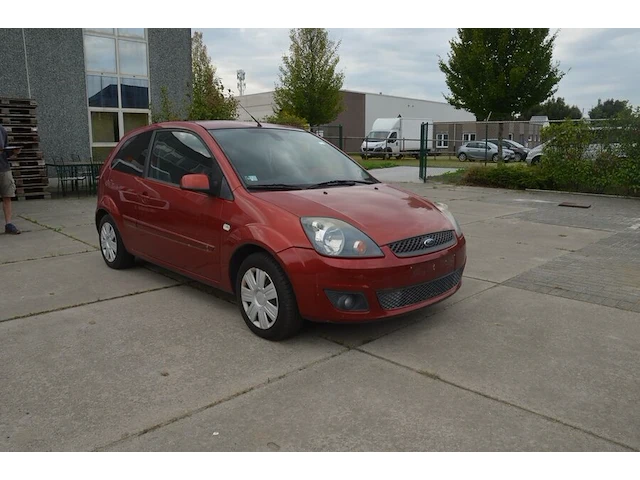 Personenwagen ford fiesta, type jd3, variant a9ja1, versie 5bdbkb, chassisnummer wf0dxxgajd6g67119, bouwjaar 12-12-2006 (2 sleutels, boorddocumanten: gelijkvormigheidsattest) (voertuig rijdt) - afbeelding 30 van  35