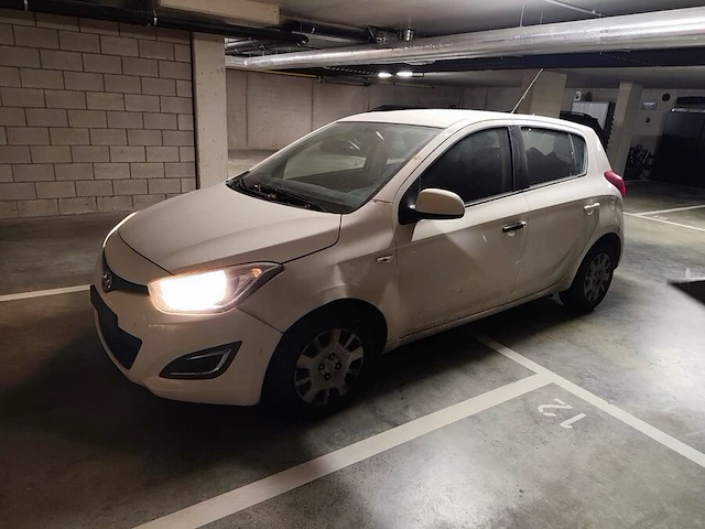 Personenwagen hyundai i20, type pbt, variant f5d101, versie m65az1, chassisnummer nlhbb51padz200536, bouwjaar 25-03-2013 (1 sleutel, boorddocumenten: inschrijvingsbewijs deel 1 en gelijkvormigheidsattest) (veel schade aan carosserie, band plat, voertuig s - afbeelding 1 van  36