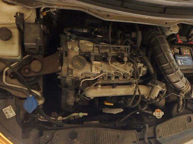 Personenwagen hyundai i20, type pbt, variant f5d101, versie m65az1, chassisnummer nlhbb51padz200536, bouwjaar 25-03-2013 (1 sleutel, boorddocumenten: inschrijvingsbewijs deel 1 en gelijkvormigheidsattest) (veel schade aan carosserie, band plat, voertuig s - afbeelding 17 van  36