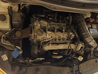 Personenwagen hyundai i20, type pbt, variant f5d101, versie m65az1, chassisnummer nlhbb51padz200536, bouwjaar 25-03-2013 (1 sleutel, boorddocumenten: inschrijvingsbewijs deel 1 en gelijkvormigheidsattest) (veel schade aan carosserie, band plat, voertuig s - afbeelding 17 van  36