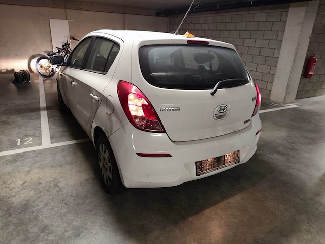 Personenwagen hyundai i20, type pbt, variant f5d101, versie m65az1, chassisnummer nlhbb51padz200536, bouwjaar 25-03-2013 (1 sleutel, boorddocumenten: inschrijvingsbewijs deel 1 en gelijkvormigheidsattest) (veel schade aan carosserie, band plat, voertuig s - afbeelding 12 van  36