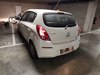 Personenwagen hyundai i20, type pbt, variant f5d101, versie m65az1, chassisnummer nlhbb51padz200536, bouwjaar 25-03-2013 (1 sleutel, boorddocumenten: inschrijvingsbewijs deel 1 en gelijkvormigheidsattest) (veel schade aan carosserie, band plat, voertuig s - afbeelding 12 van  36