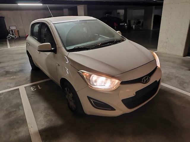Personenwagen hyundai i20, type pbt, variant f5d101, versie m65az1, chassisnummer nlhbb51padz200536, bouwjaar 25-03-2013 (1 sleutel, boorddocumenten: inschrijvingsbewijs deel 1 en gelijkvormigheidsattest) (veel schade aan carosserie, band plat, voertuig s - afbeelding 25 van  36