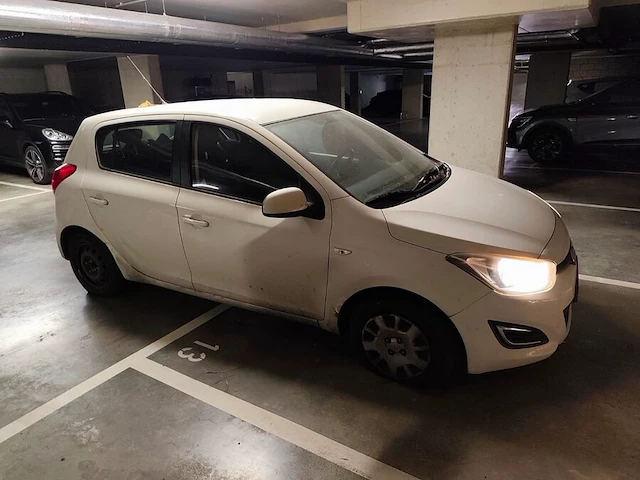 Personenwagen hyundai i20, type pbt, variant f5d101, versie m65az1, chassisnummer nlhbb51padz200536, bouwjaar 25-03-2013 (1 sleutel, boorddocumenten: inschrijvingsbewijs deel 1 en gelijkvormigheidsattest) (veel schade aan carosserie, band plat, voertuig s - afbeelding 26 van  36