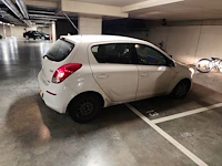 Personenwagen hyundai i20, type pbt, variant f5d101, versie m65az1, chassisnummer nlhbb51padz200536, bouwjaar 25-03-2013 (1 sleutel, boorddocumenten: inschrijvingsbewijs deel 1 en gelijkvormigheidsattest) (veel schade aan carosserie, band plat, voertuig s - afbeelding 28 van  36