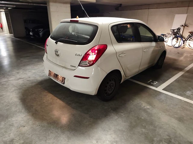 Personenwagen hyundai i20, type pbt, variant f5d101, versie m65az1, chassisnummer nlhbb51padz200536, bouwjaar 25-03-2013 (1 sleutel, boorddocumenten: inschrijvingsbewijs deel 1 en gelijkvormigheidsattest) (veel schade aan carosserie, band plat, voertuig s - afbeelding 29 van  36