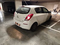 Personenwagen hyundai i20, type pbt, variant f5d101, versie m65az1, chassisnummer nlhbb51padz200536, bouwjaar 25-03-2013 (1 sleutel, boorddocumenten: inschrijvingsbewijs deel 1 en gelijkvormigheidsattest) (veel schade aan carosserie, band plat, voertuig s - afbeelding 29 van  36