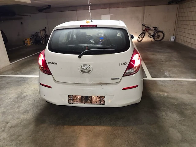Personenwagen hyundai i20, type pbt, variant f5d101, versie m65az1, chassisnummer nlhbb51padz200536, bouwjaar 25-03-2013 (1 sleutel, boorddocumenten: inschrijvingsbewijs deel 1 en gelijkvormigheidsattest) (veel schade aan carosserie, band plat, voertuig s - afbeelding 30 van  36