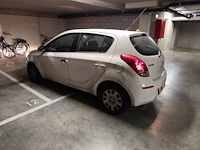 Personenwagen hyundai i20, type pbt, variant f5d101, versie m65az1, chassisnummer nlhbb51padz200536, bouwjaar 25-03-2013 (1 sleutel, boorddocumenten: inschrijvingsbewijs deel 1 en gelijkvormigheidsattest) (veel schade aan carosserie, band plat, voertuig s - afbeelding 23 van  36