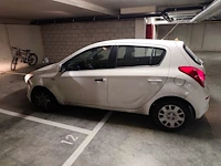 Personenwagen hyundai i20, type pbt, variant f5d101, versie m65az1, chassisnummer nlhbb51padz200536, bouwjaar 25-03-2013 (1 sleutel, boorddocumenten: inschrijvingsbewijs deel 1 en gelijkvormigheidsattest) (veel schade aan carosserie, band plat, voertuig s - afbeelding 31 van  36