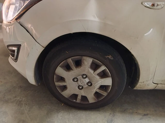 Personenwagen hyundai i20, type pbt, variant f5d101, versie m65az1, chassisnummer nlhbb51padz200536, bouwjaar 25-03-2013 (1 sleutel, boorddocumenten: inschrijvingsbewijs deel 1 en gelijkvormigheidsattest) (veel schade aan carosserie, band plat, voertuig s - afbeelding 33 van  36