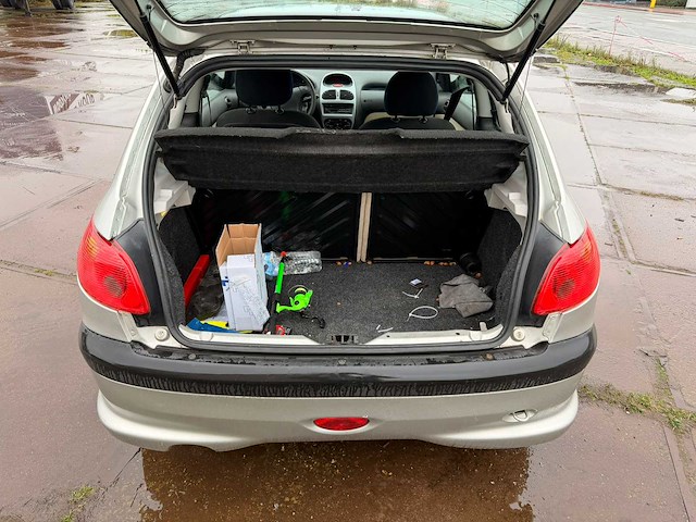 Peugeot - 2005 - 206 - personenauto - afbeelding 12 van  13