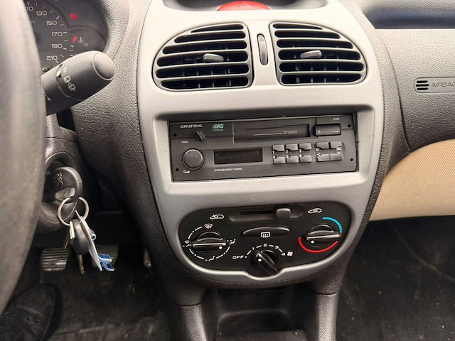 Peugeot - 2005 - 206 - personenauto - afbeelding 2 van  11