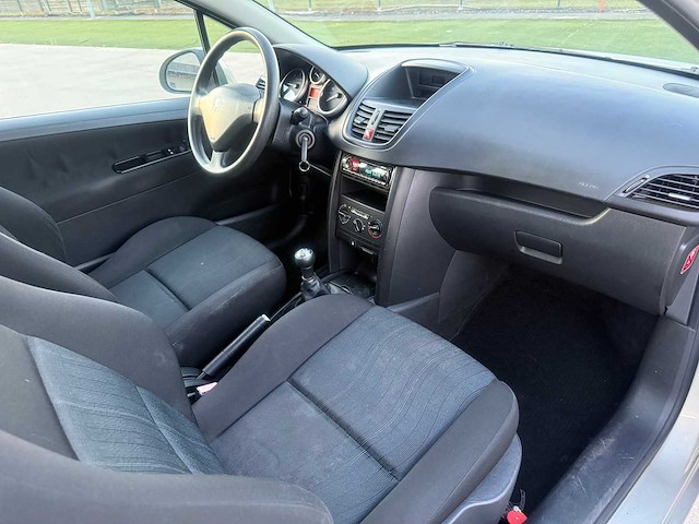 Peugeot - 2008 - 207 - hatback - personenauto - afbeelding 15 van  28