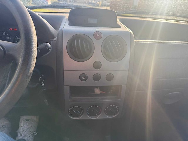 Peugeot - 2008 - partner - personenauto - afbeelding 19 van  27