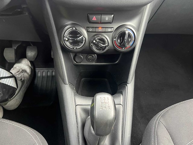 Peugeot - 2013 - 208 - personenauto - afbeelding 16 van  24