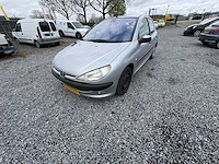 Peugeot - 206 - 1.4 gentry - car - 2000 - afbeelding 3 van  10